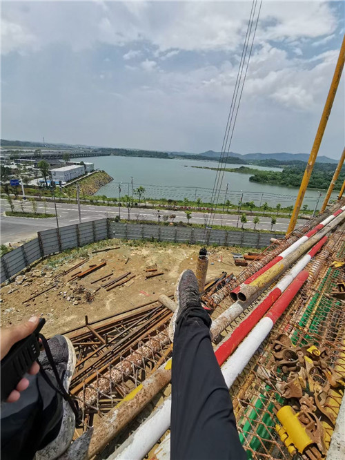 霞山区作业中发生设备损坏或人员意外，责任怎么划分？