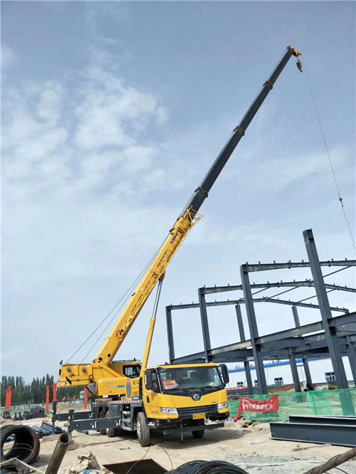 霞山区超高层建筑钢结构吊装案例